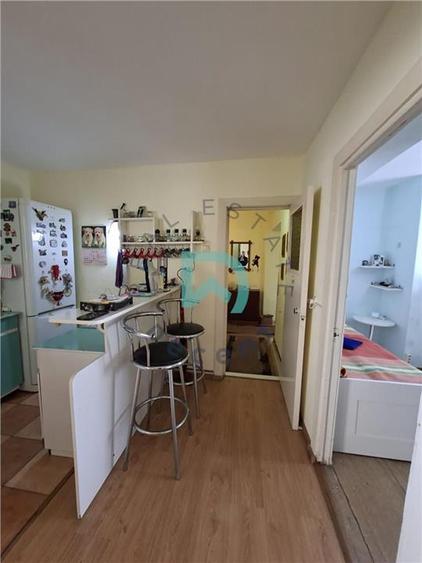 Apartament cu 3 camere semidecomandat în Tractorul