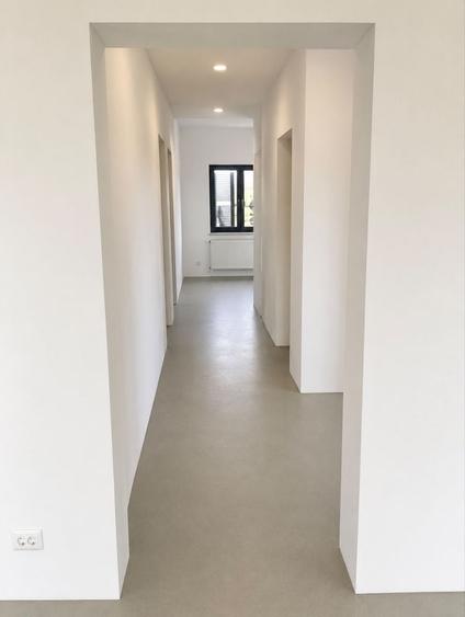 Casă cu 4 camere în 1 Decembrie