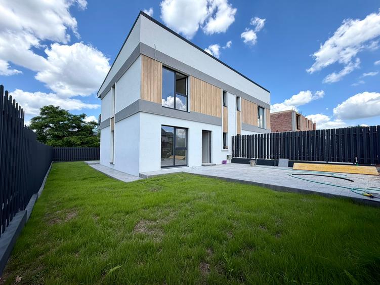 Duplex cu 4 camere cu Canalizare în Bucium