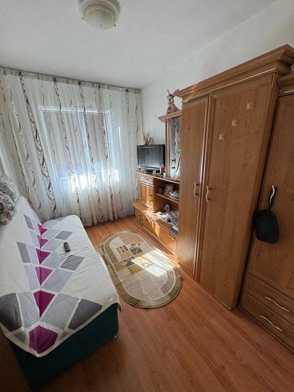 Apartament cu 3 camere semidecomandat în Complex Studențesc