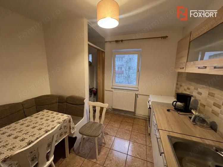 Apartament cu 4 camere semidecomandat, mobilat în Girocului
