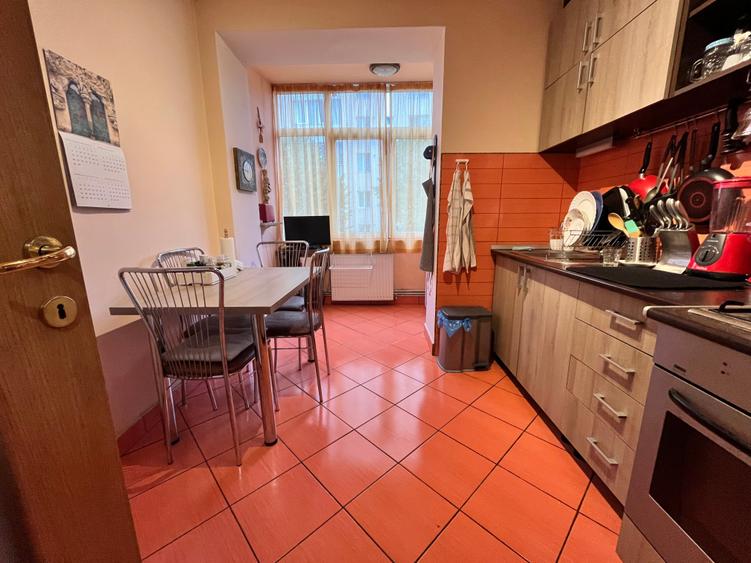 Apartament cu 3 camere semidecomandat, mobilat în Tractorul