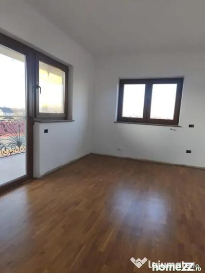 Casă cu 7 camere cu Teren 2500 Mp în Marginea