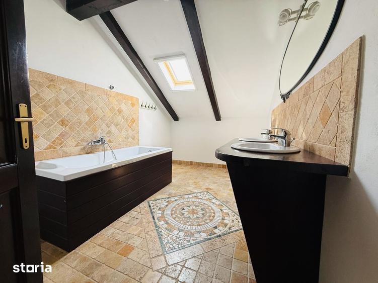 Casă cu 5 camere cu Teren 720 Mp în Sânmihaiu Român