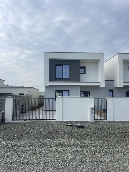 Casă cu 4 camere în Domnești
