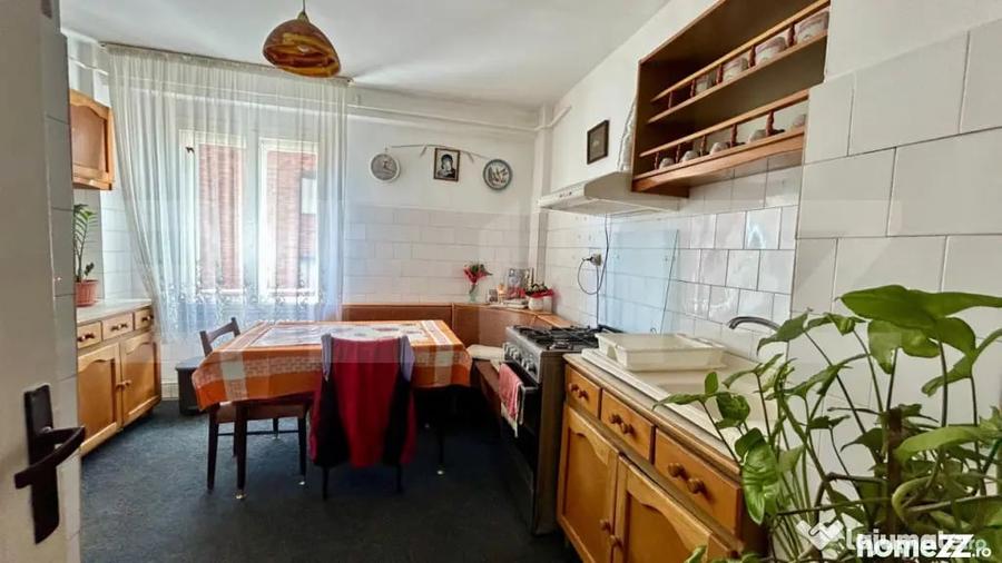 Apartament cu 4 camere decomandat în Dacia