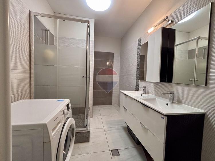 Casă individuală cu 9 camere cu Teren 373 Mp în Lazaret