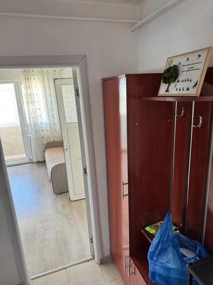 Apartament cu 3 camere nedecomandat, mobilat în Podu Roș
