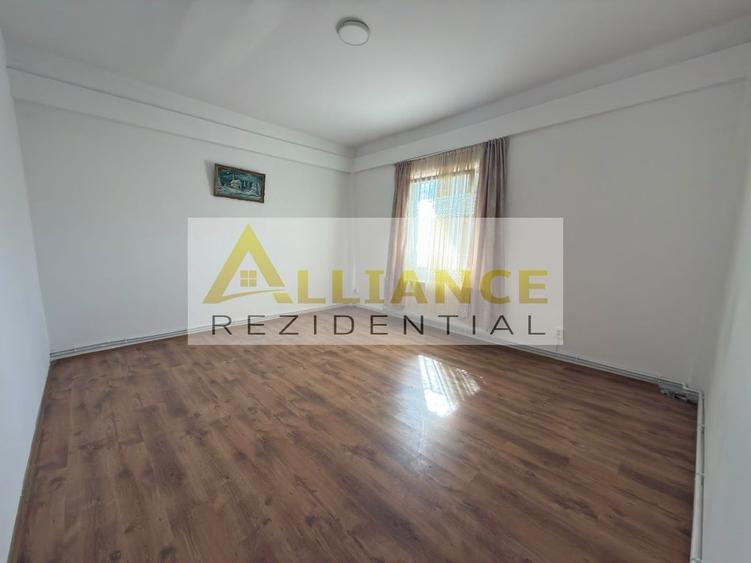 Casă individuală cu 14 camere cu Canalizare în Cățelu