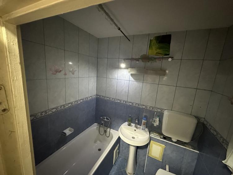 Apartament cu 3 camere semidecomandat în Berceni