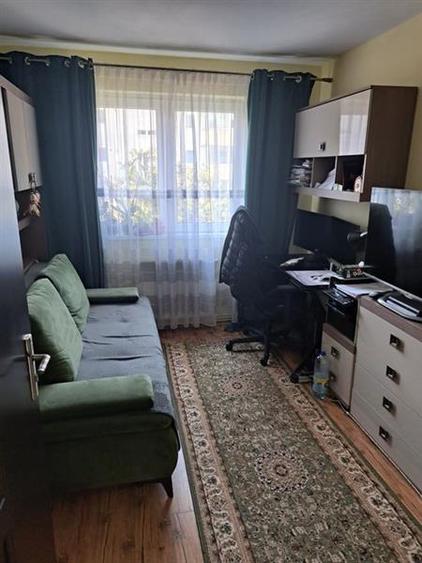 Apartament cu 4 camere semidecomandat în Astra