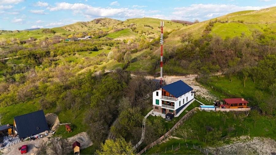 Casă cu 4 camere cu Teren 1000 Mp în Bătrâni
