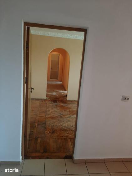 Apartament cu 3 camere în Micro 16