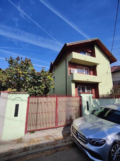 Casă cu 6 camere cu Canalizare în Central