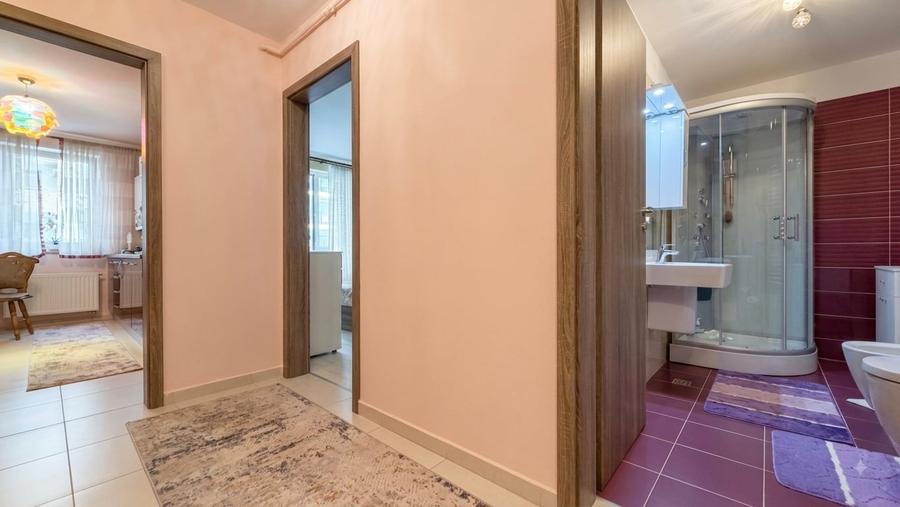 Apartament cu 2 camere decomandat în Tractorul