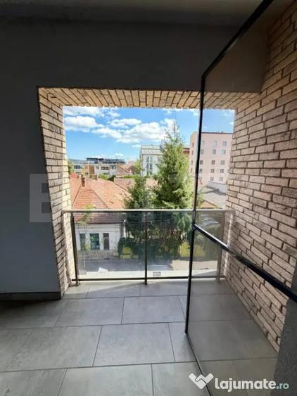 Apartament cu 3 camere semidecomandat în Horea