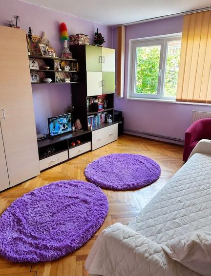 Apartament cu 3 camere semidecomandat, mobilat în Cetății
