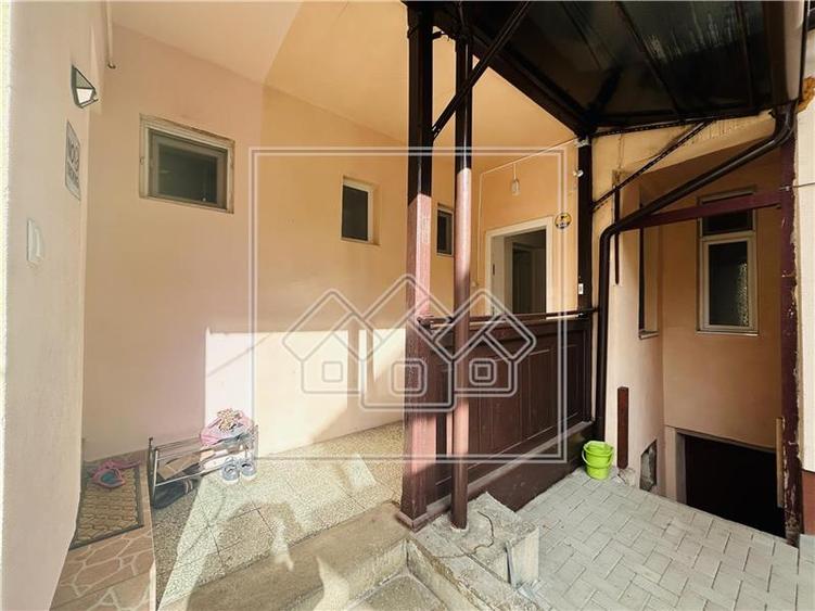 Apartament cu 3 camere semidecomandat în Central