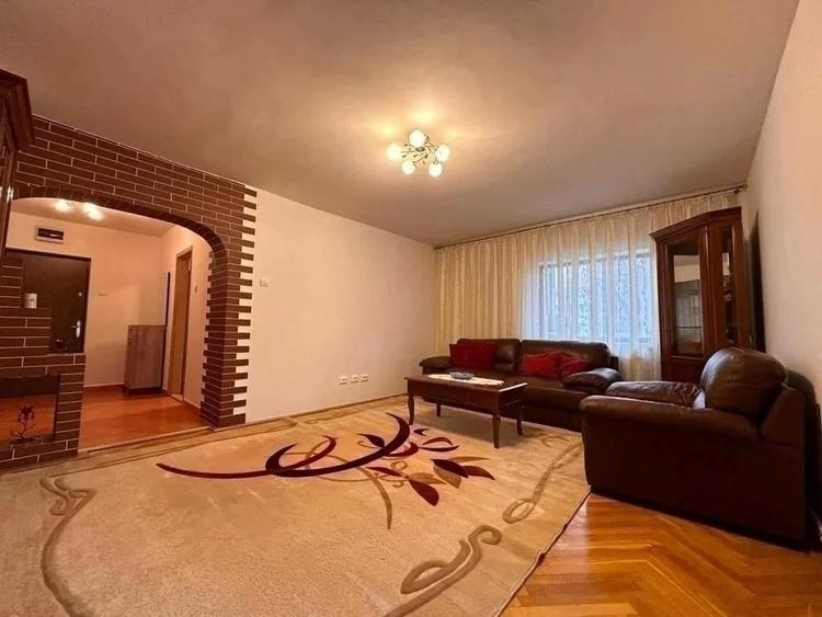 Apartament cu 3 camere decomandat în Piața Unirii
