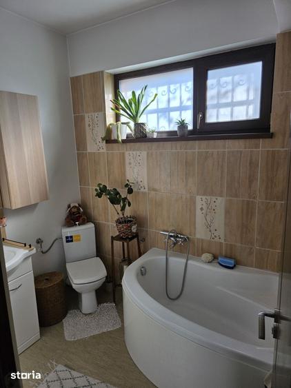 Casă cu 5 camere cu Teren 240 Mp în Tei