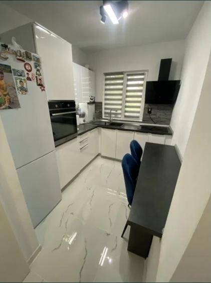 Apartament cu 3 camere semidecomandat, mobilat în Podu Roș — fotografia 3