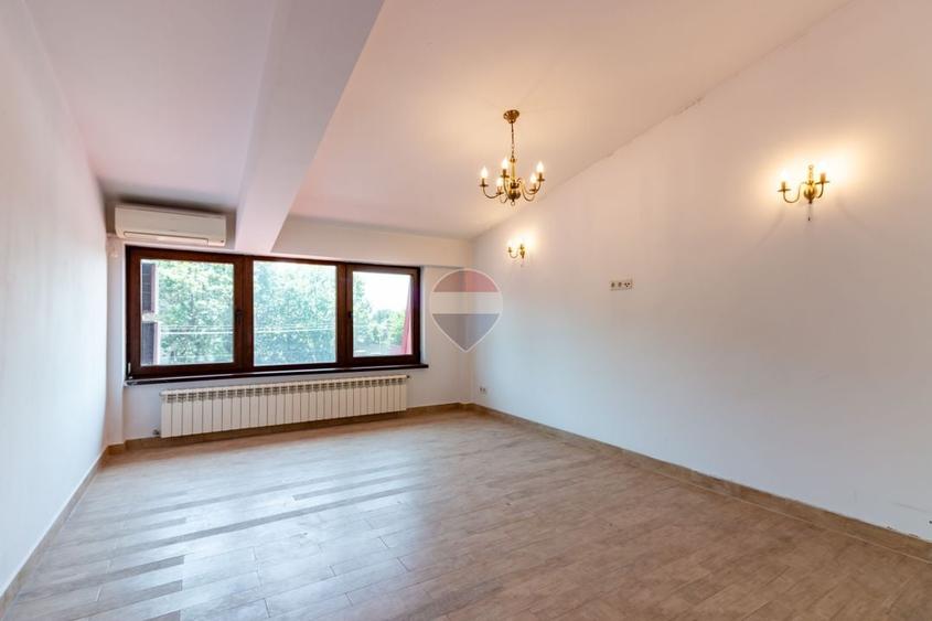 Casă individuală cu 6 camere cu Teren 235 Mp în Ferentari