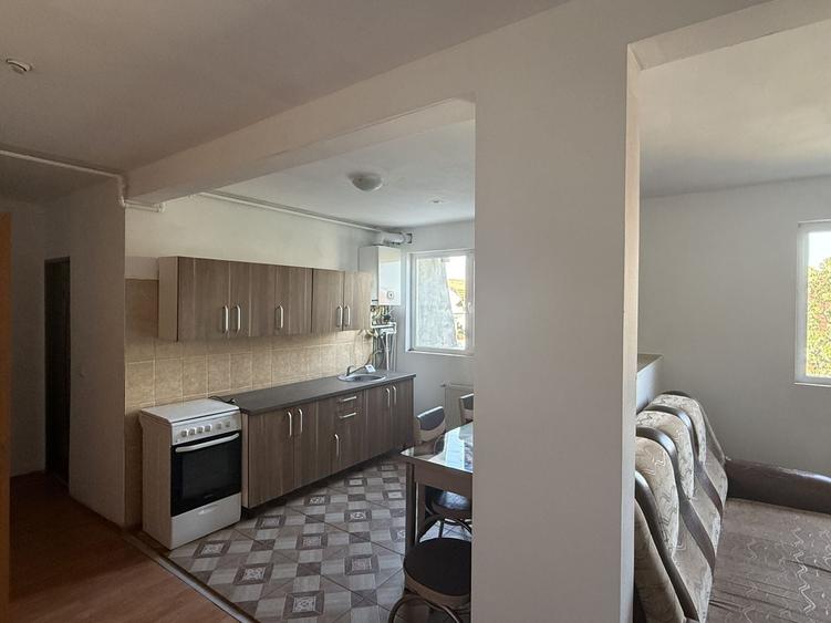 Apartament cu 4 camere semidecomandat, mobilat în Aradului