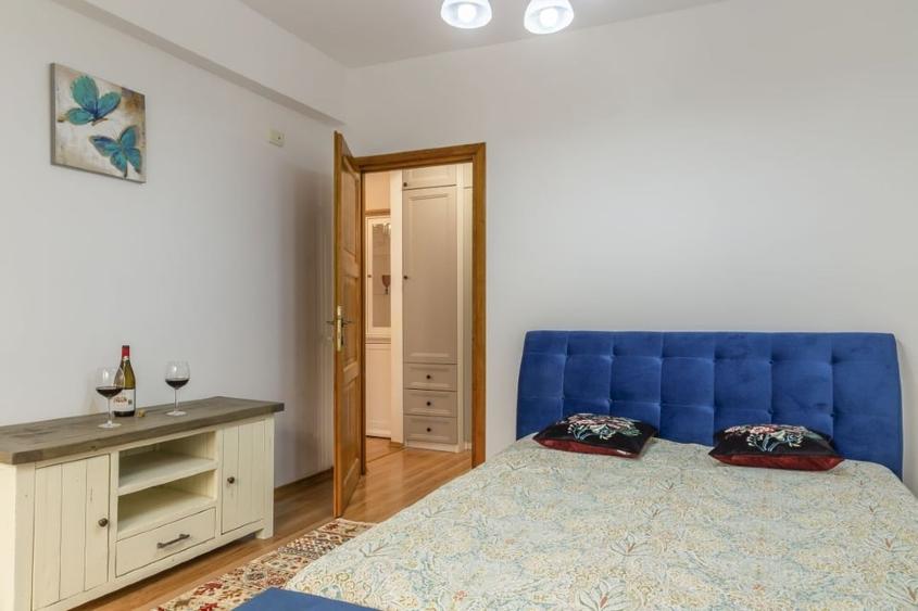 Apartament cu 3 camere semidecomandat în P-ța Romană