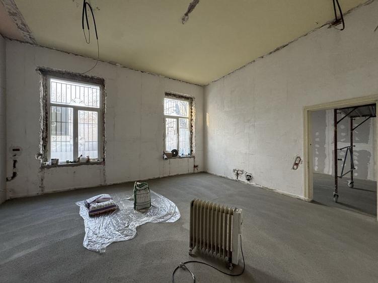 Apartament cu 4 camere semidecomandat în Est