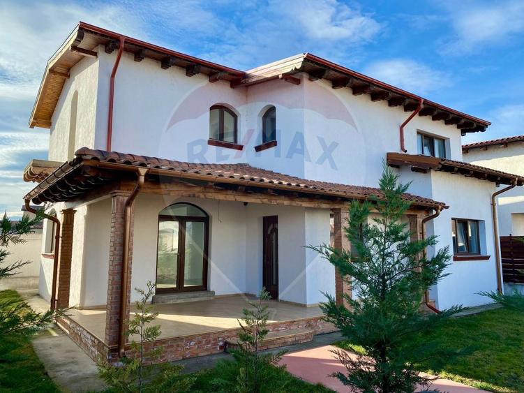 Casă cu 4 camere cu Teren 328 Mp în Golești