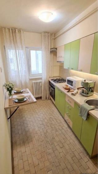 Apartament cu 3 camere semidecomandat, mobilat în P-ța Rosetti