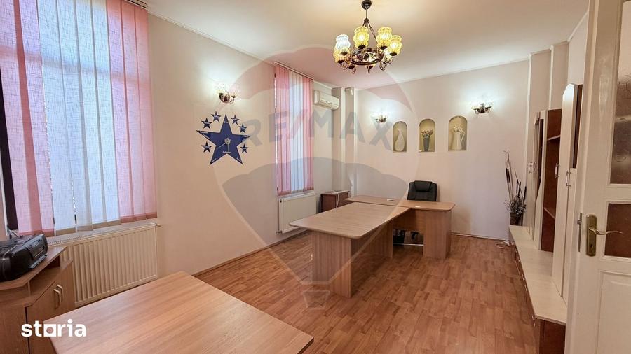 Casă cu 4 camere cu Teren 435 Mp în Piața Centrală