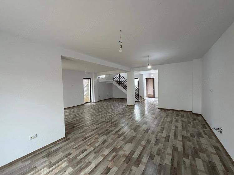 Casă cu Teren 253 Mp în Est