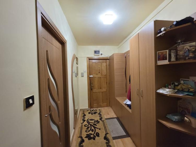Apartament cu 3 camere decomandat, mobilat în Săsar