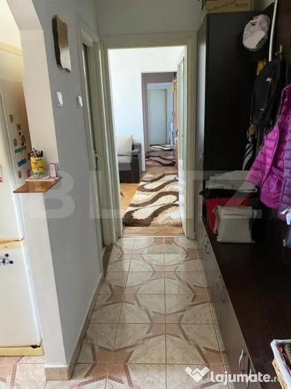Apartament cu 3 camere semidecomandat, mobilat în Botizului