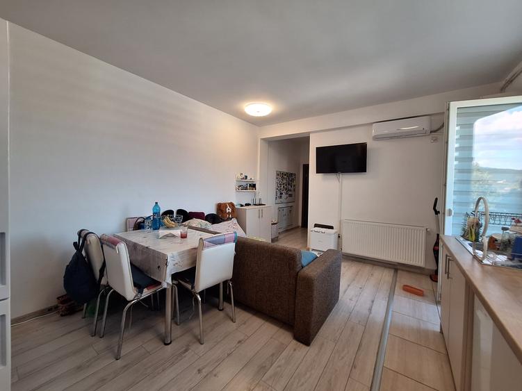 Apartament cu 3 camere semidecomandat, mobilat în Florești