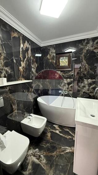 Apartament cu 4 camere decomandat în Central