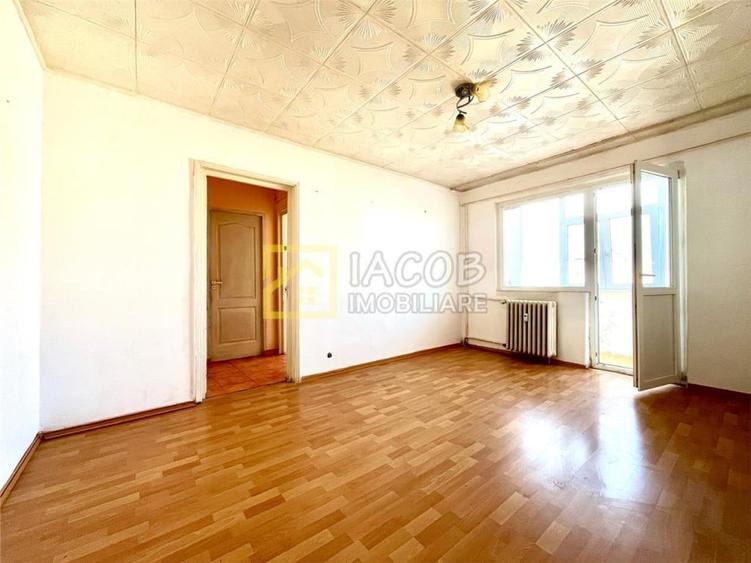Apartament cu 3 camere semidecomandat în Milcov
