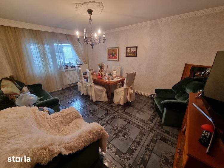 Apartament cu 4 camere decomandat în Delfinariu