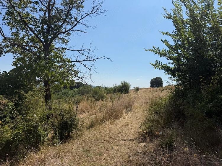 Teren de 400 mp, în Troianu