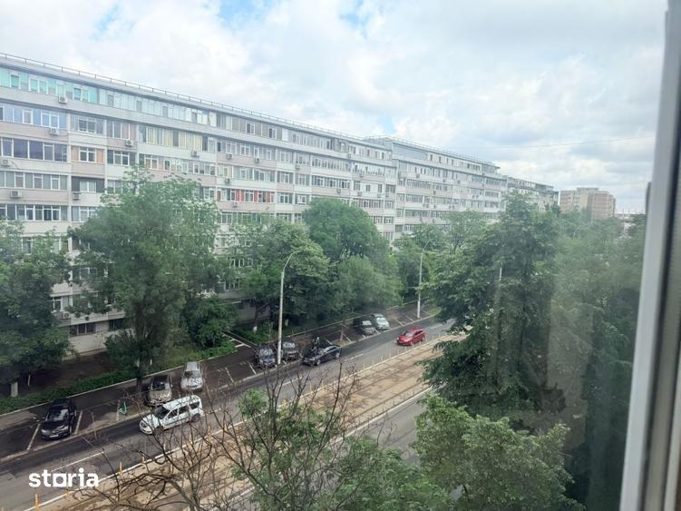 Apartament cu 3 camere semidecomandat în Crângași