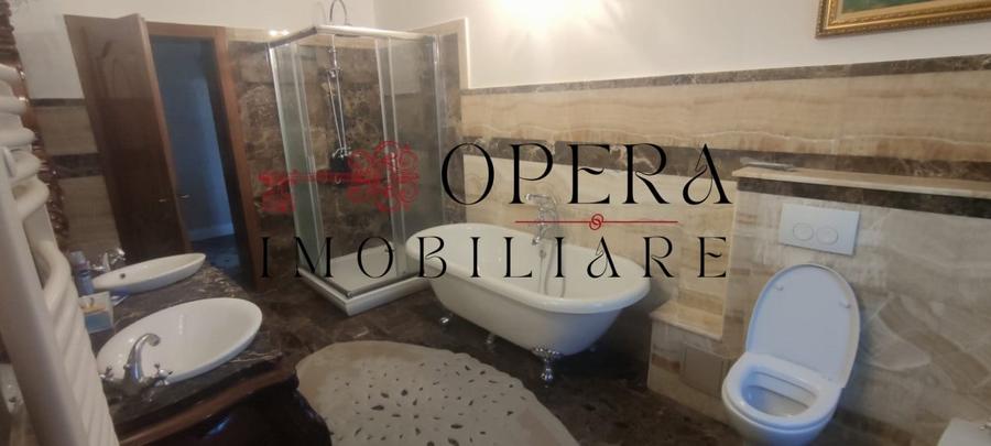 Casă individuală cu 8 camere cu Canalizare în Moara de Vânt