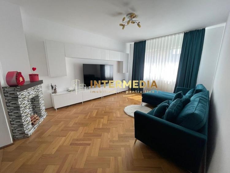 Casă individuală cu 8 camere cu Canalizare în Cetate