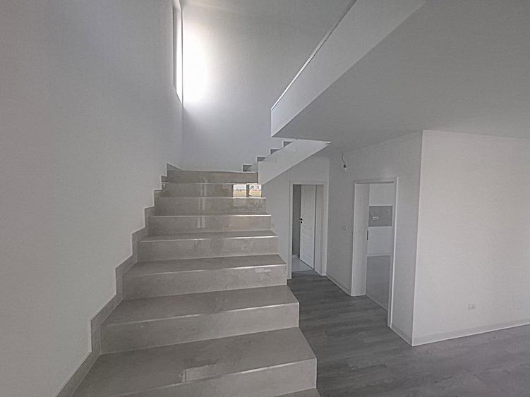 Casă cu 4 camere cu Teren 400 Mp în Domnești