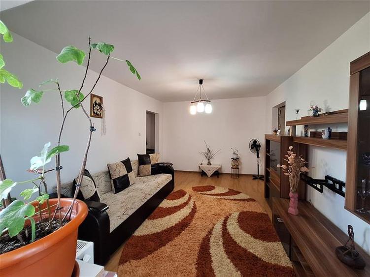 Apartament cu 2 camere semidecomandat, mobilat în 9 Mai