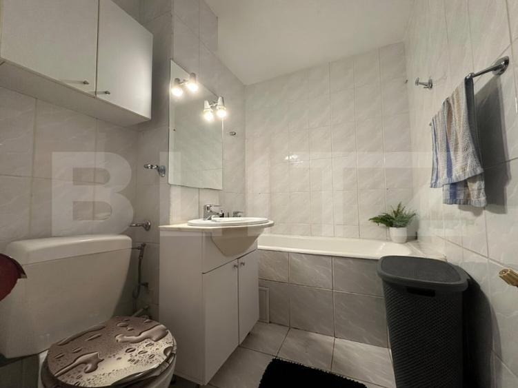 Apartament cu 4 camere semidecomandat, mobilat în Ultracentral