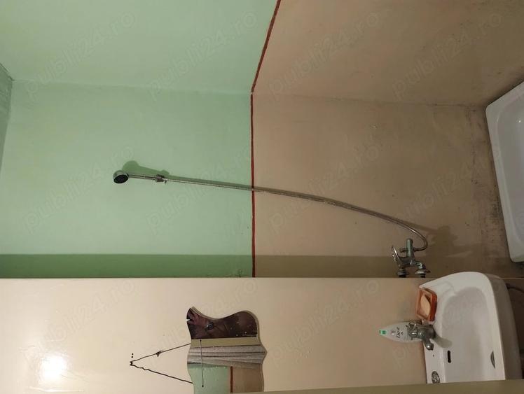 Apartament cu 4 camere decomandat în Confecții