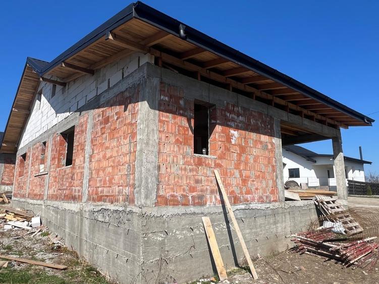 Casă cu 5 camere cu Teren 500 Mp în Dumești