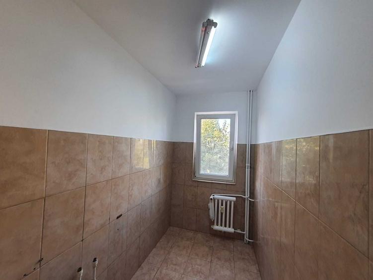 Apartament cu 3 camere semidecomandat în Tomis Nord