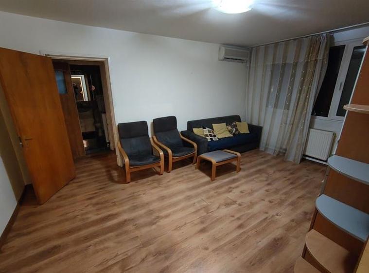 Apartament cu 3 camere nedecomandat, mobilat în Titan — fotografia 1